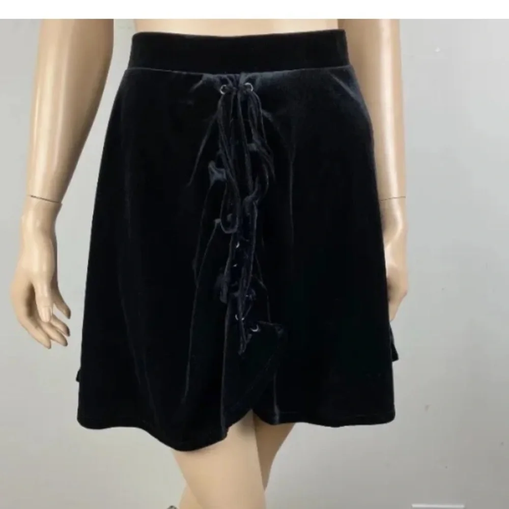 11-11 Hot Topic Black Velvet Short Skirt Lace Up Front Detail Stretch Medium - Picture 1 of 3